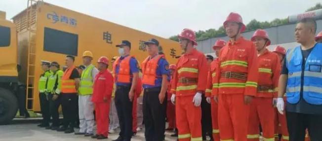 市城管綜合執(zhí)法支隊開展防汛應(yīng)急救援演練